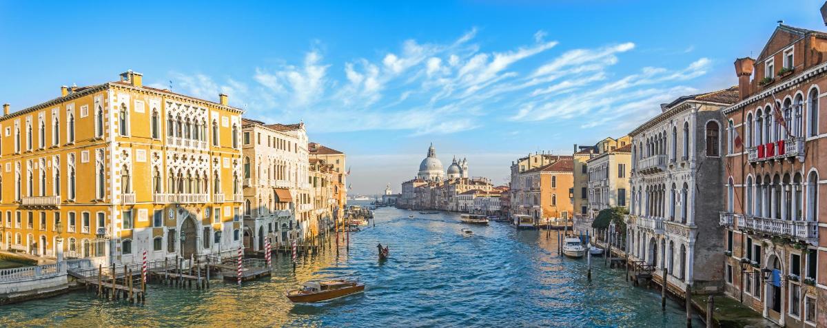 una vista di un canale con edifici e barche