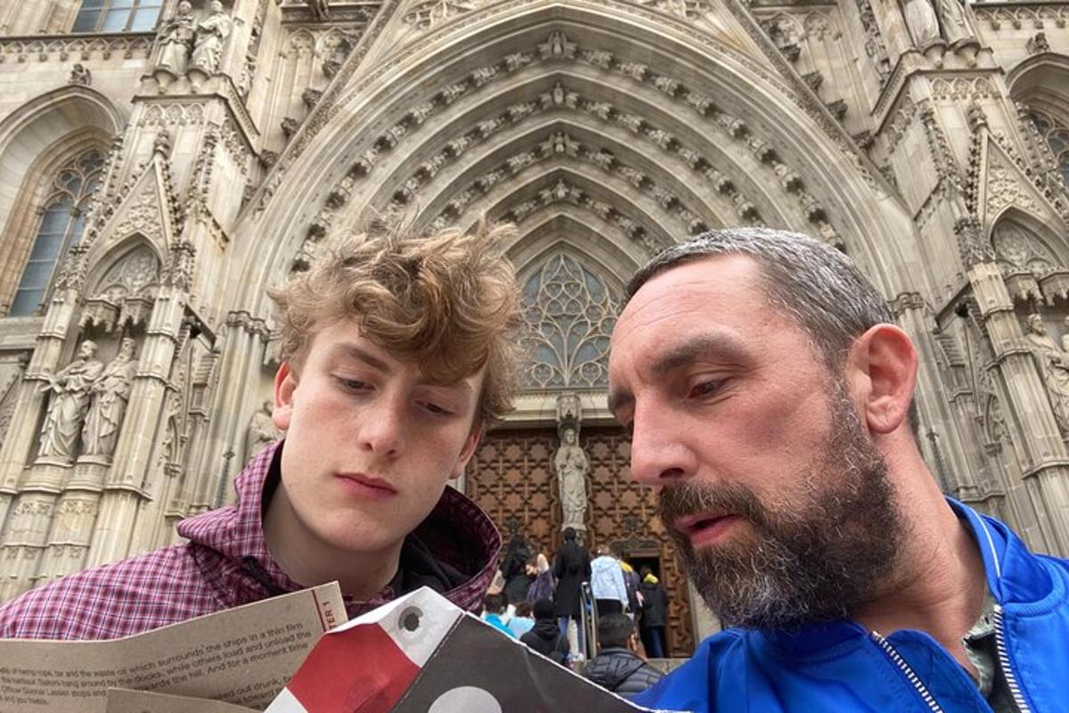 dos homes drets davant d'un edifici