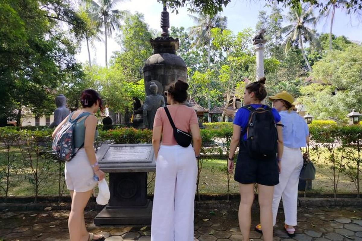 sekelompok wanita berdiri di depan patung