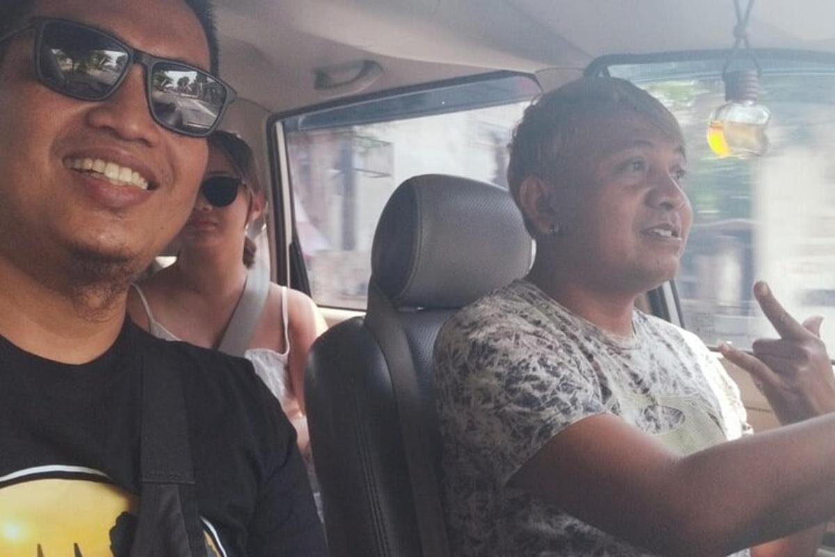 seorang pria dan seorang wanita duduk di dalam mobil
