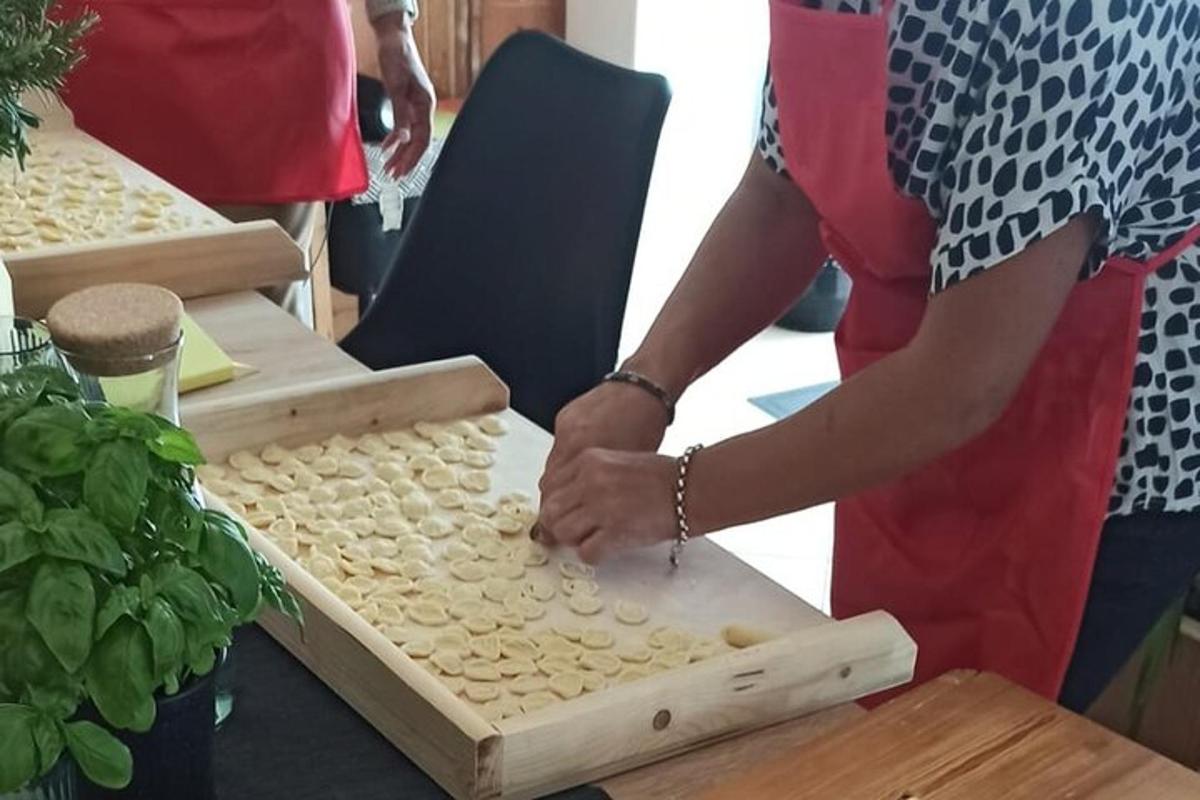 seorang wanita sedang menyiapkan makanan di talenan