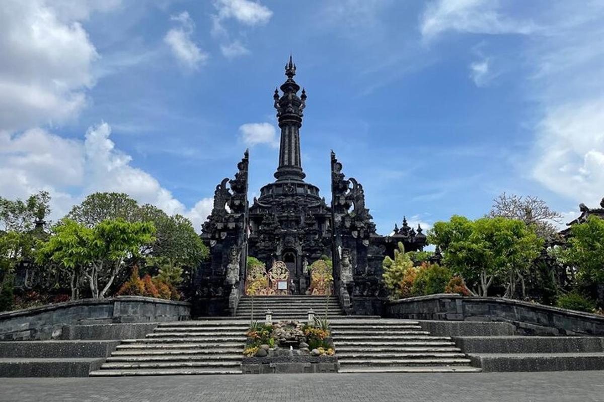 Un gran monumento con escaleras en un parque.