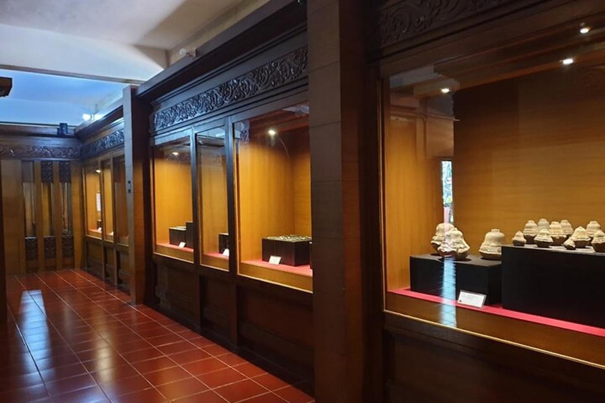 chodba s expozicí artefaktů v muzeu