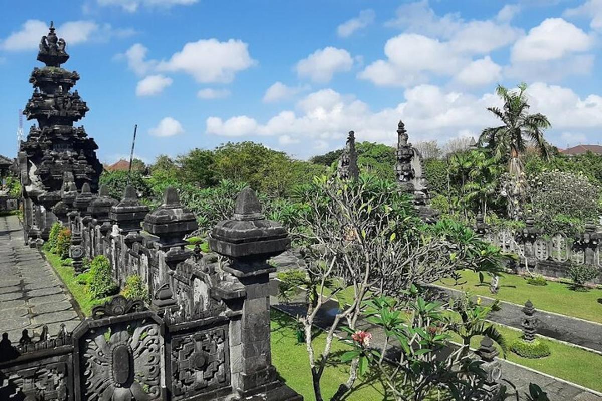 pagar batu di hadapan taman dengan pokok