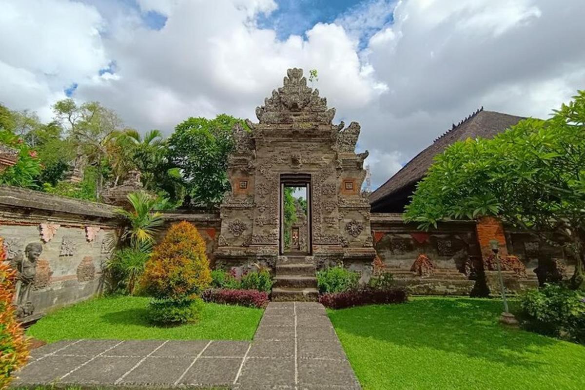 un edificio con una puerta en medio de un patio