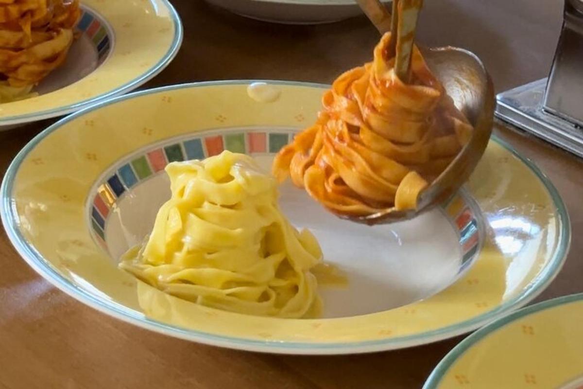 un piatto con tre dessert su un tavolo