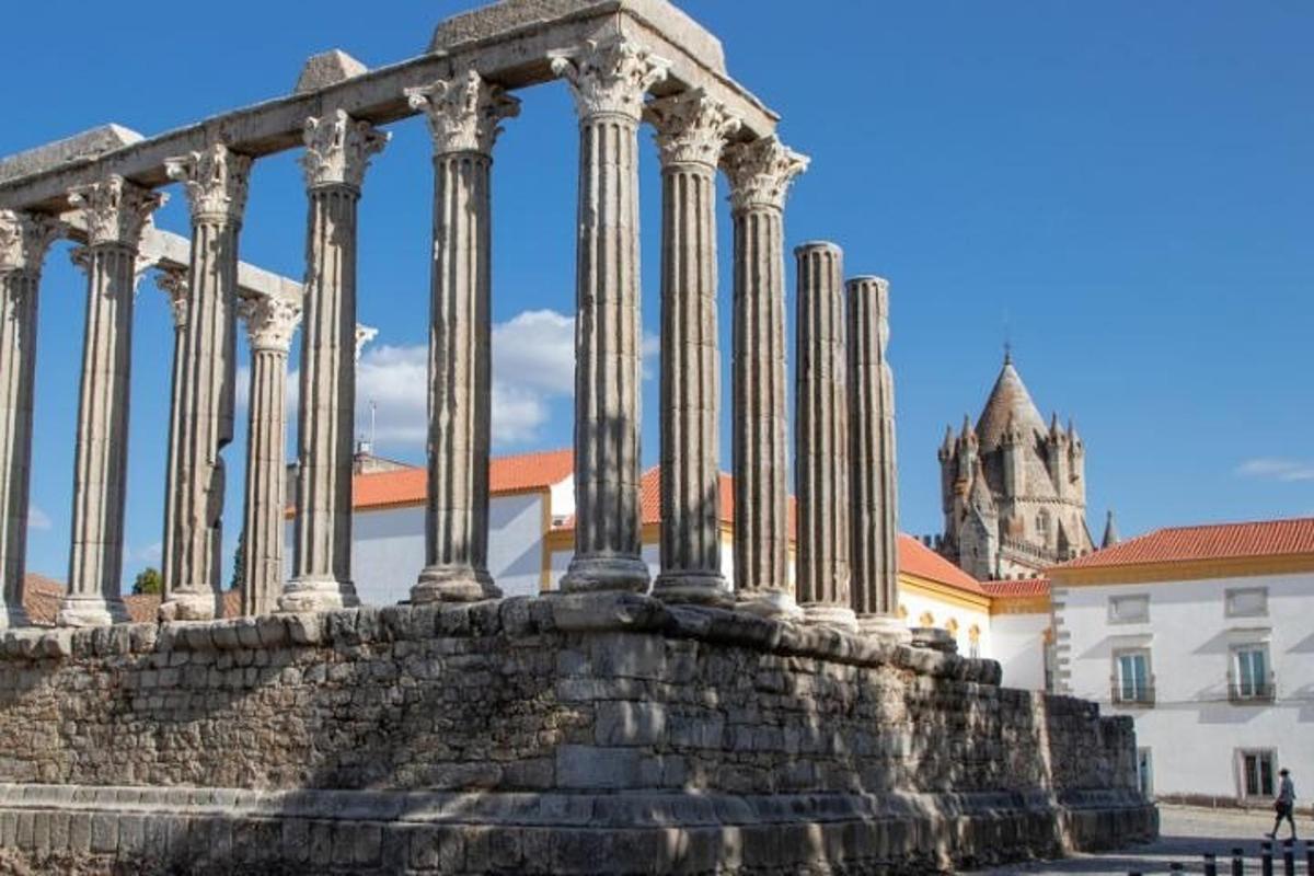un gruppo di colonne di fronte a un edificio