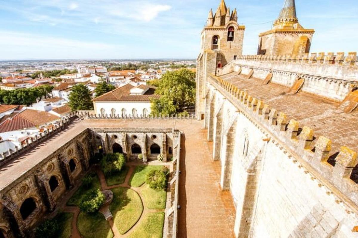 una vista della città dalla torre di un castello