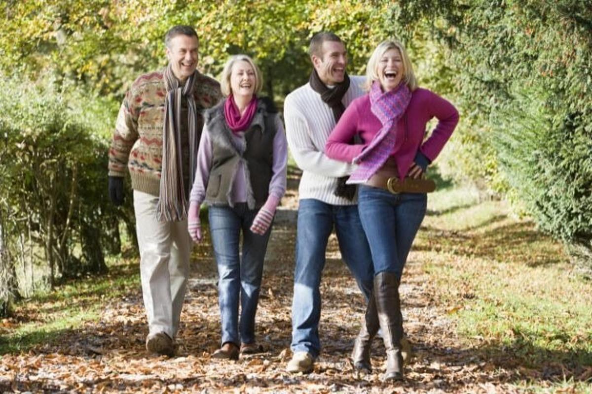 un gruppo di tre persone che camminano lungo un sentiero