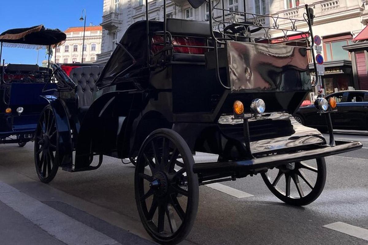 eine schwarze Pferdekutsche auf einer Stadtstraße
