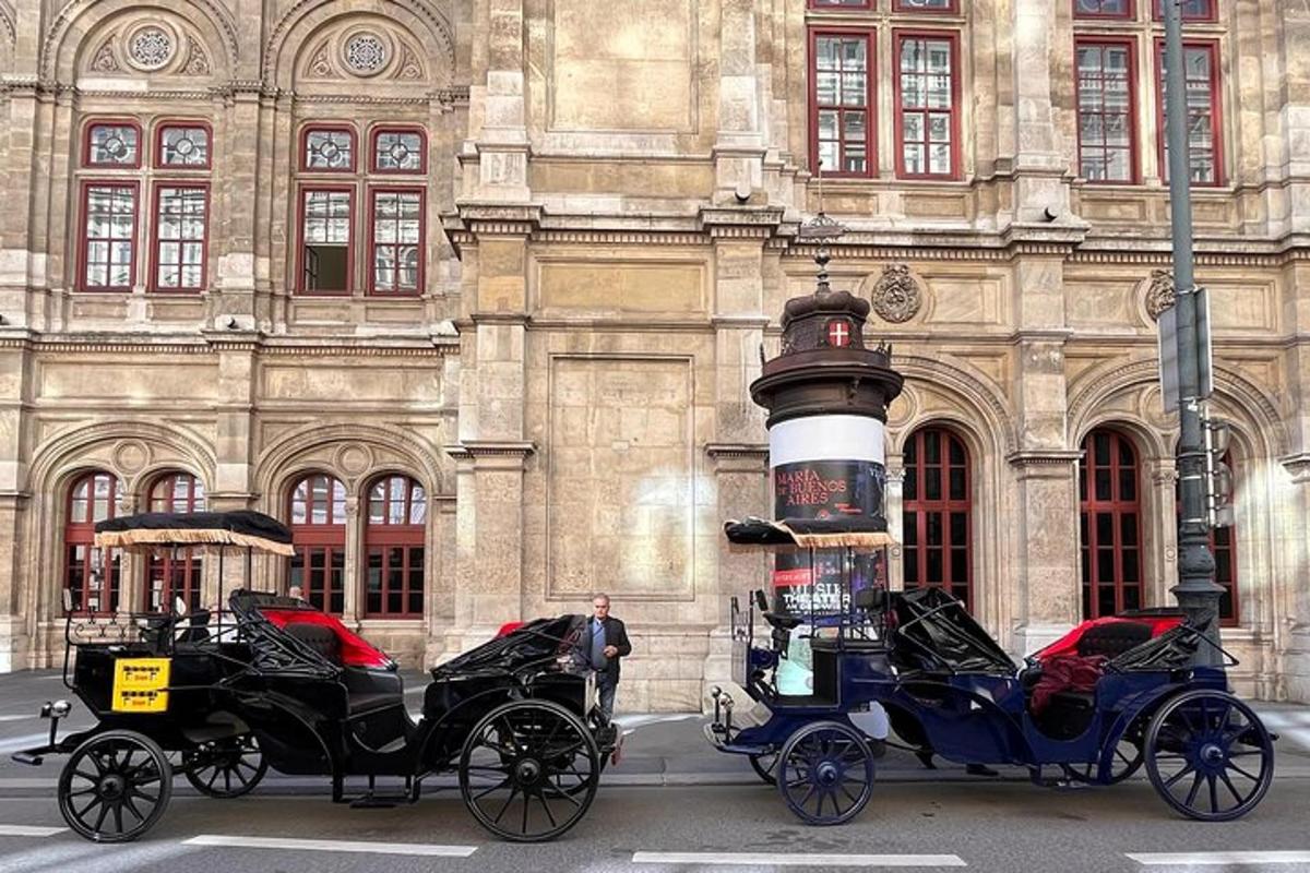 zwei Pferdekutschen vor einem Gebäude geparkt