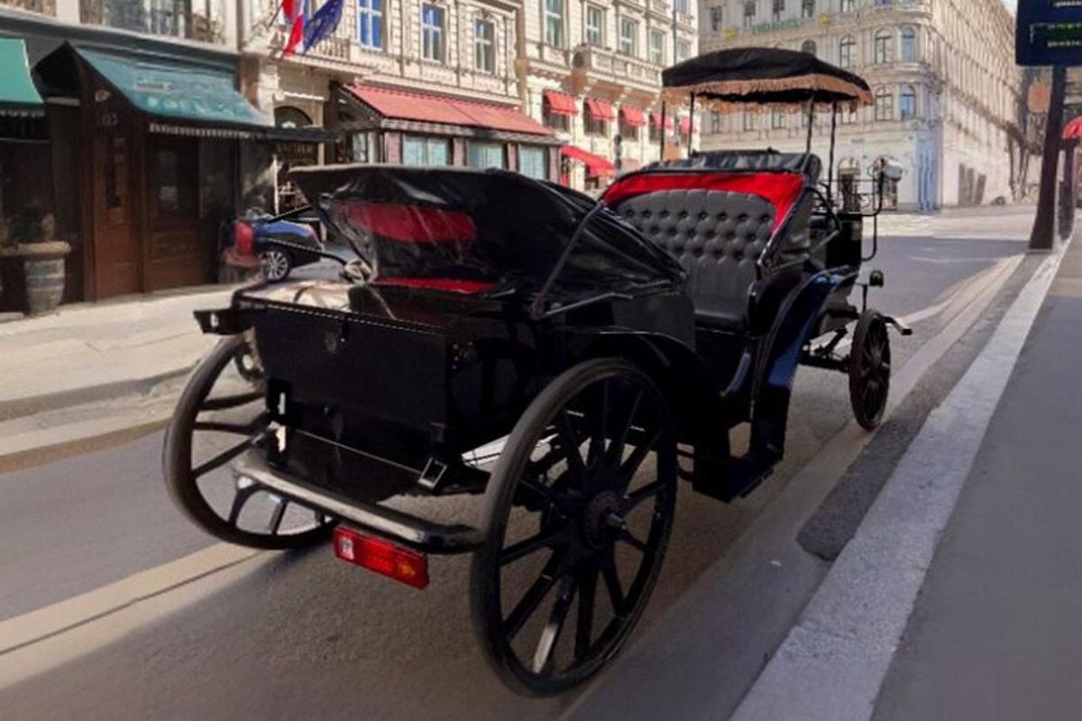 ein altes schwarzes Auto, das am Straßenrand geparkt ist