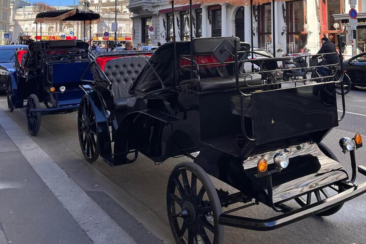 ein altes schwarzes Auto, das am Straßenrand geparkt ist
