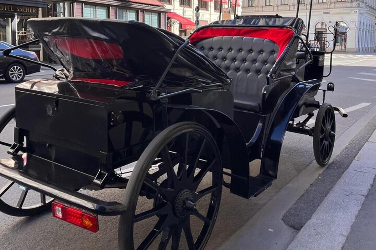een oude zwarte auto geparkeerd aan de kant van een straat
