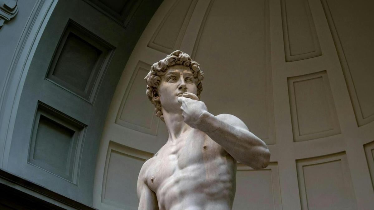 una statua di un uomo che si lava i denti
