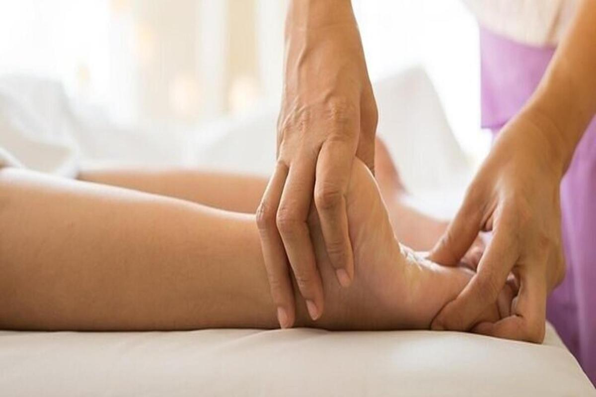 una donna che riceve un massaggio da un terapista