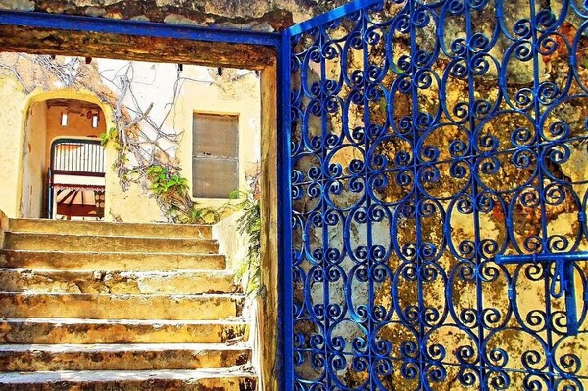 بوابة زرقاء مع درج أمام مبنى