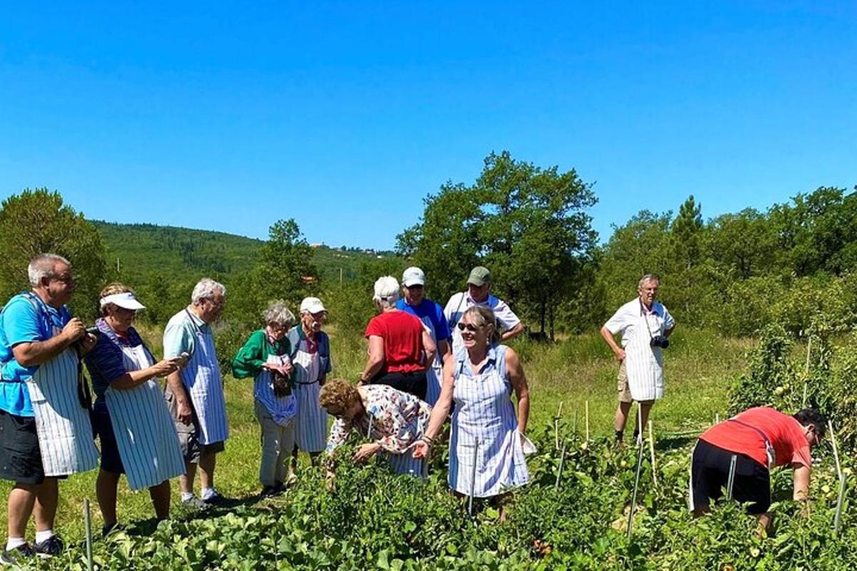 un gruppo di persone in piedi in un campo