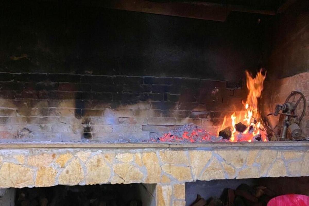 un grande camino in mattoni con il fuoco dentro