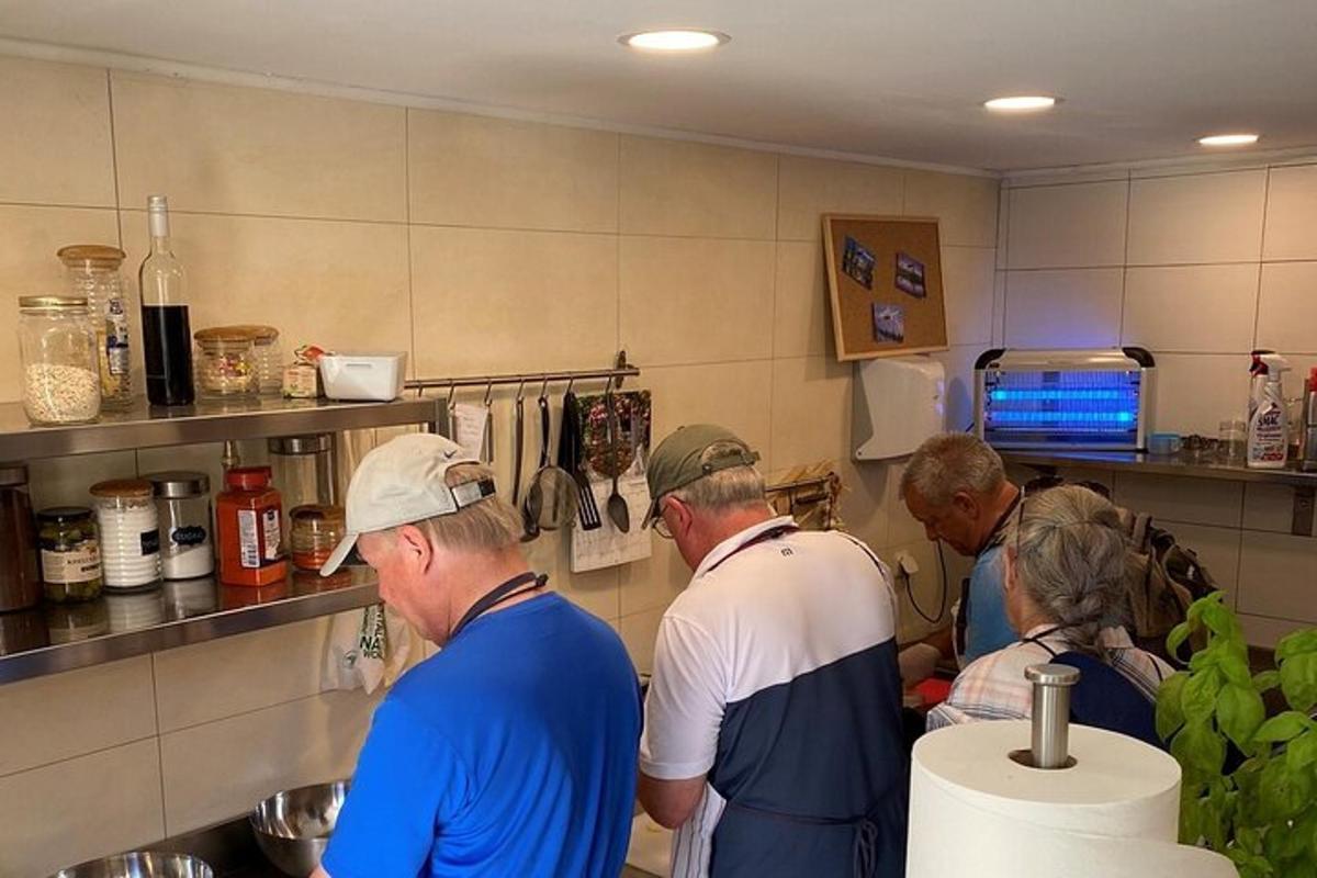 un gruppo di persone in cucina che preparano il cibo
