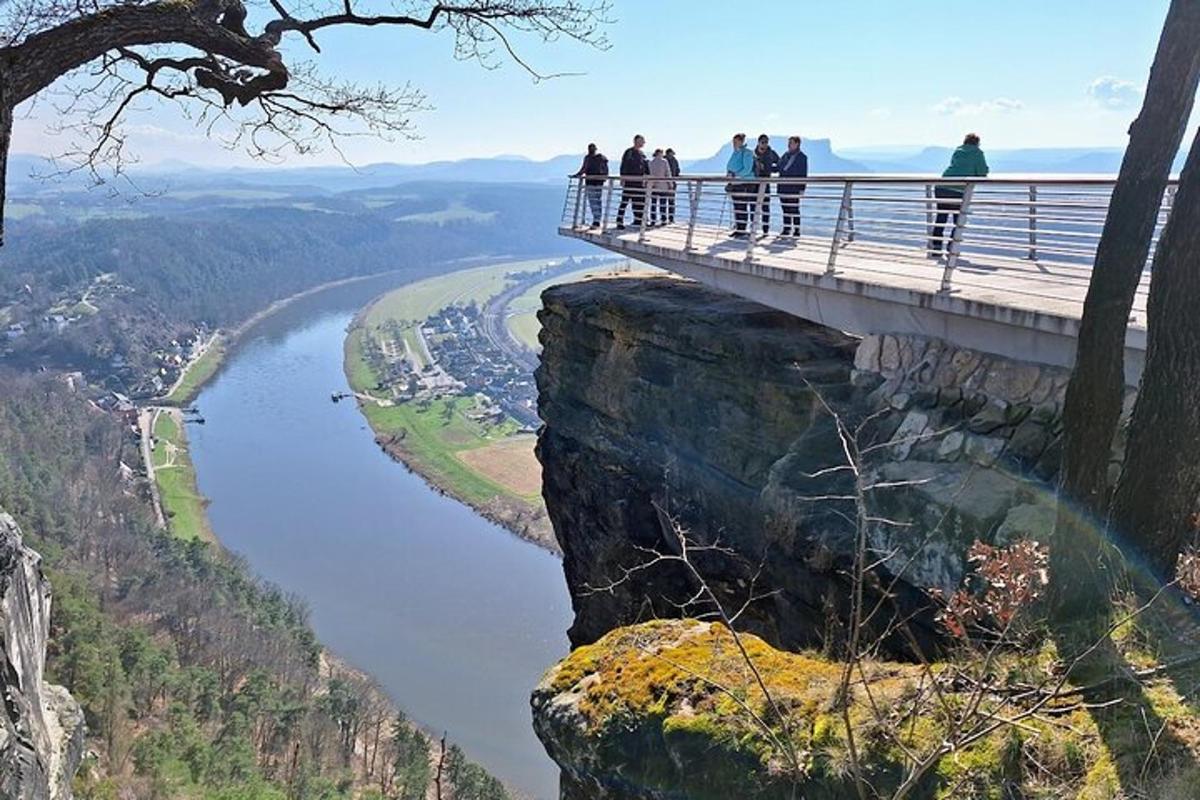 een groep mensen die op een brug over een rivier staan