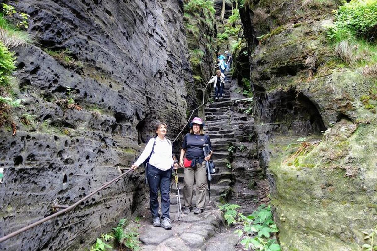 dalawang babaeng nakatayo sa isang hagdan sa bundok