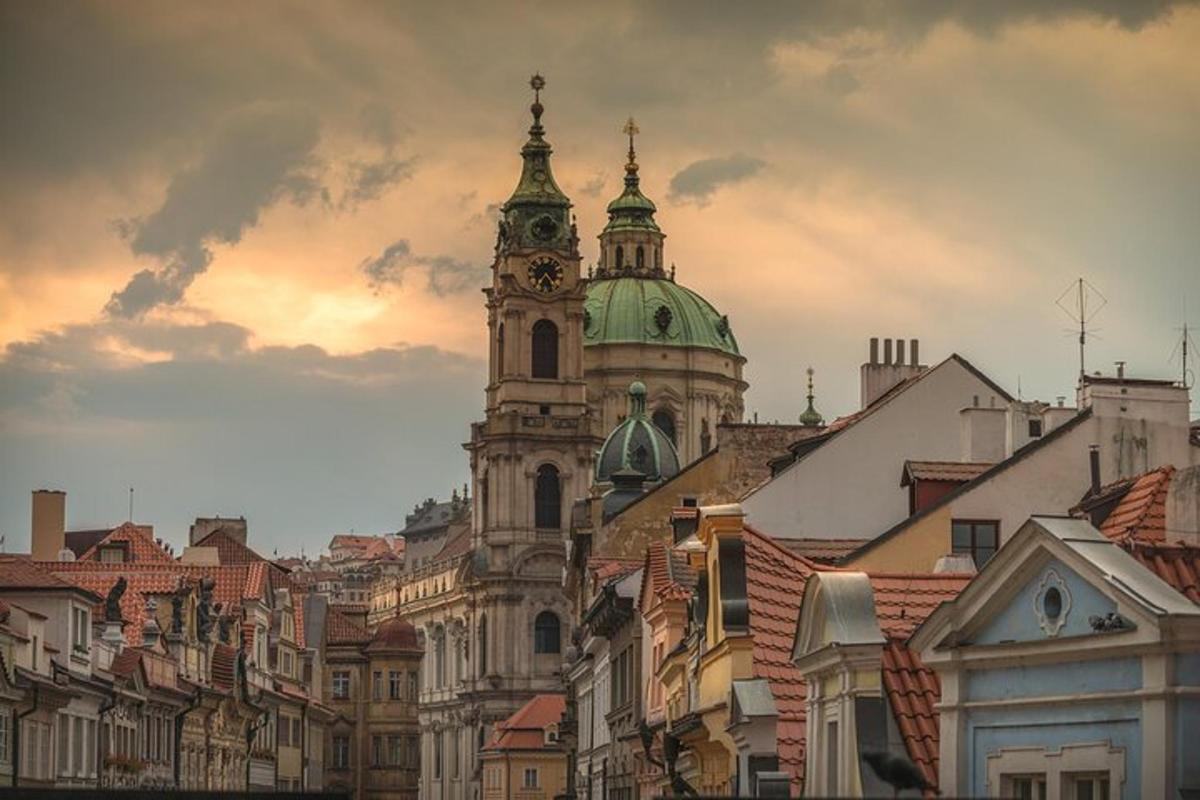 hodinová věž na vrcholu budovy se střechami