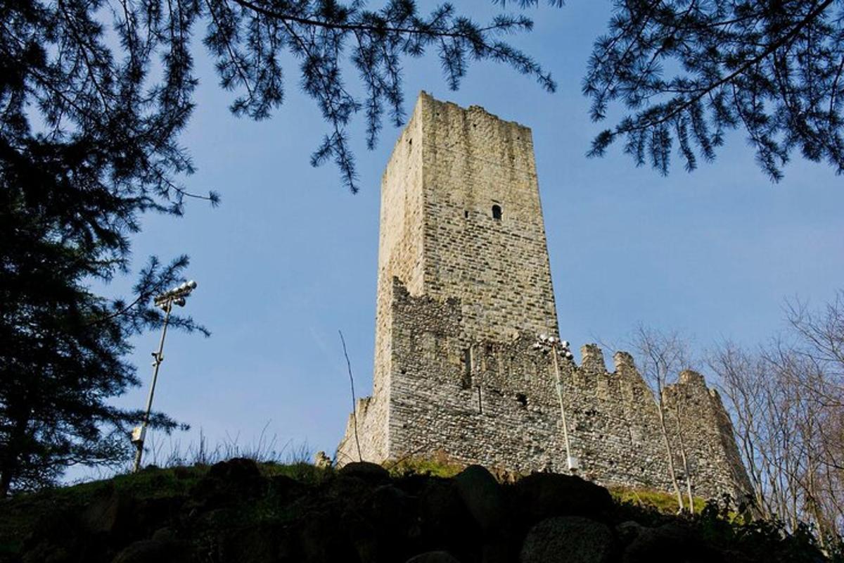 un grande edificio in pietra in cima a una collina