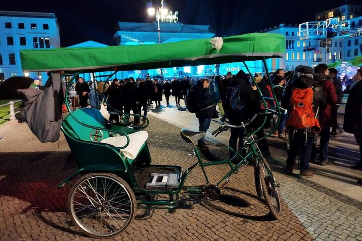 zeleno kolo, ki vleče voziček po ulici