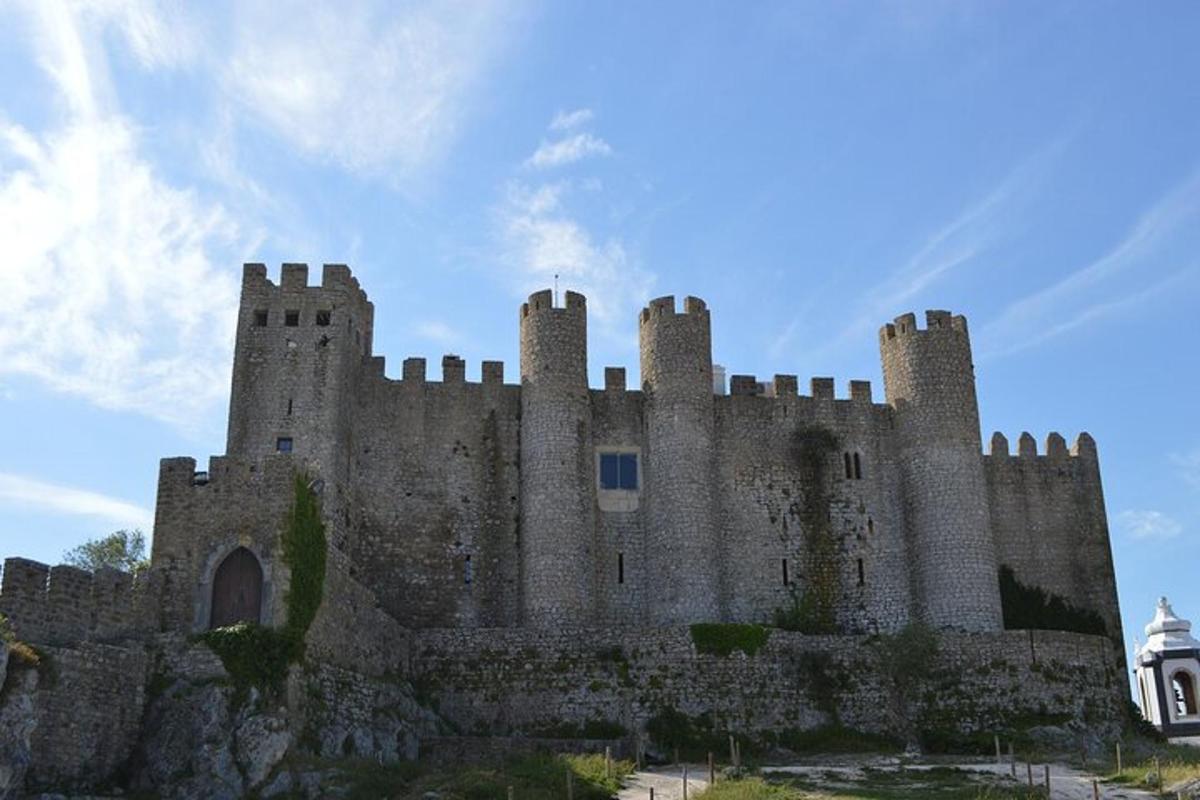 hrad stojící na vrcholu hory