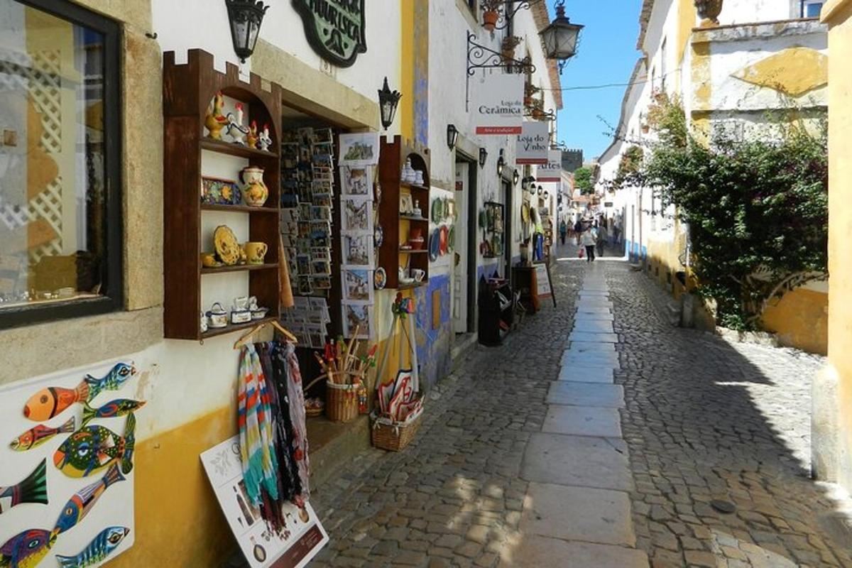 una calle estrecha con una tienda al costado de un edificio