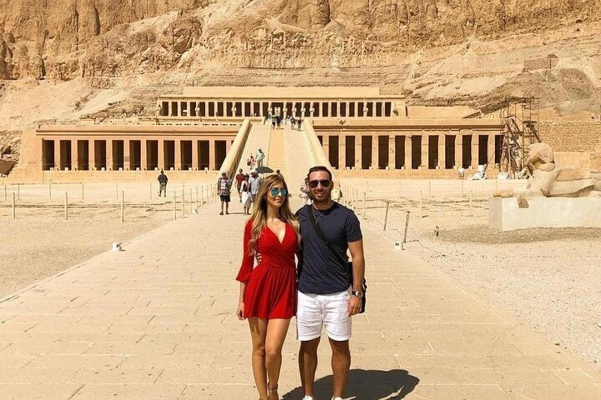 un uomo e una donna in piedi davanti a un edificio