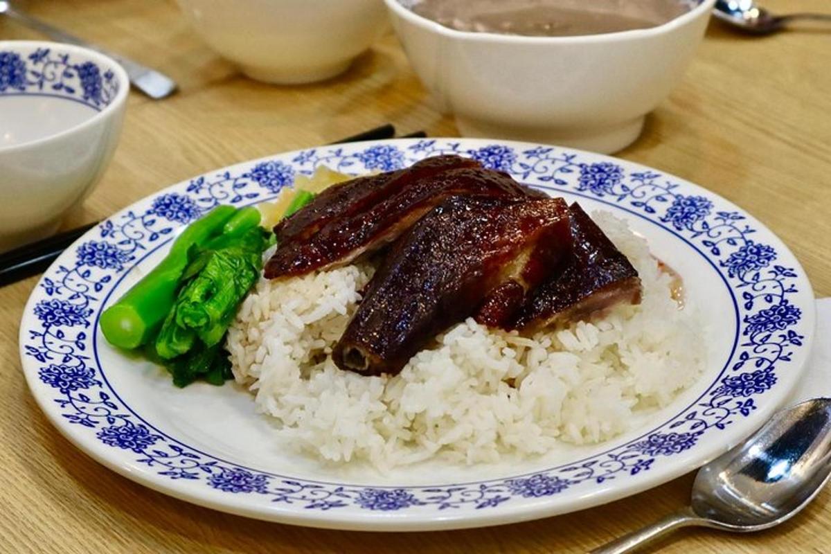 Un plato de arroz, carne y brócoli en una mesa.