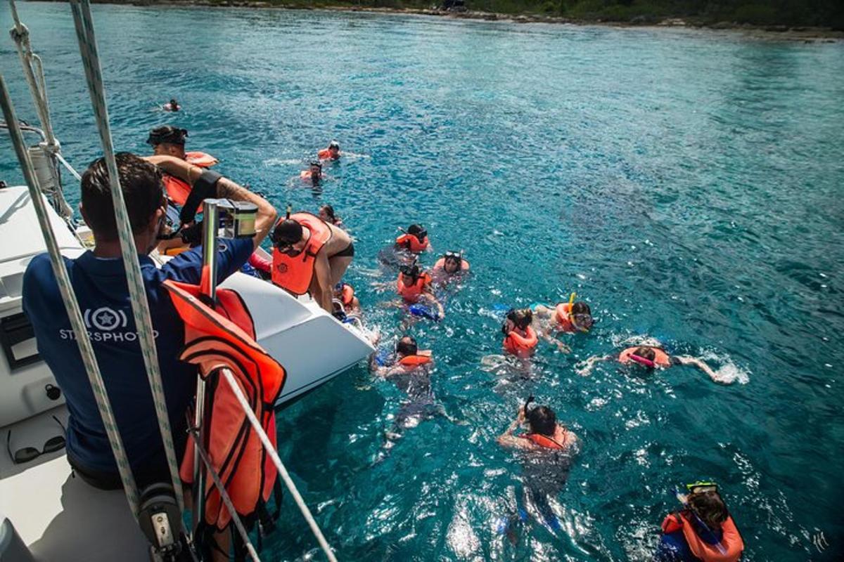 un grupo de personas en el agua en un barco