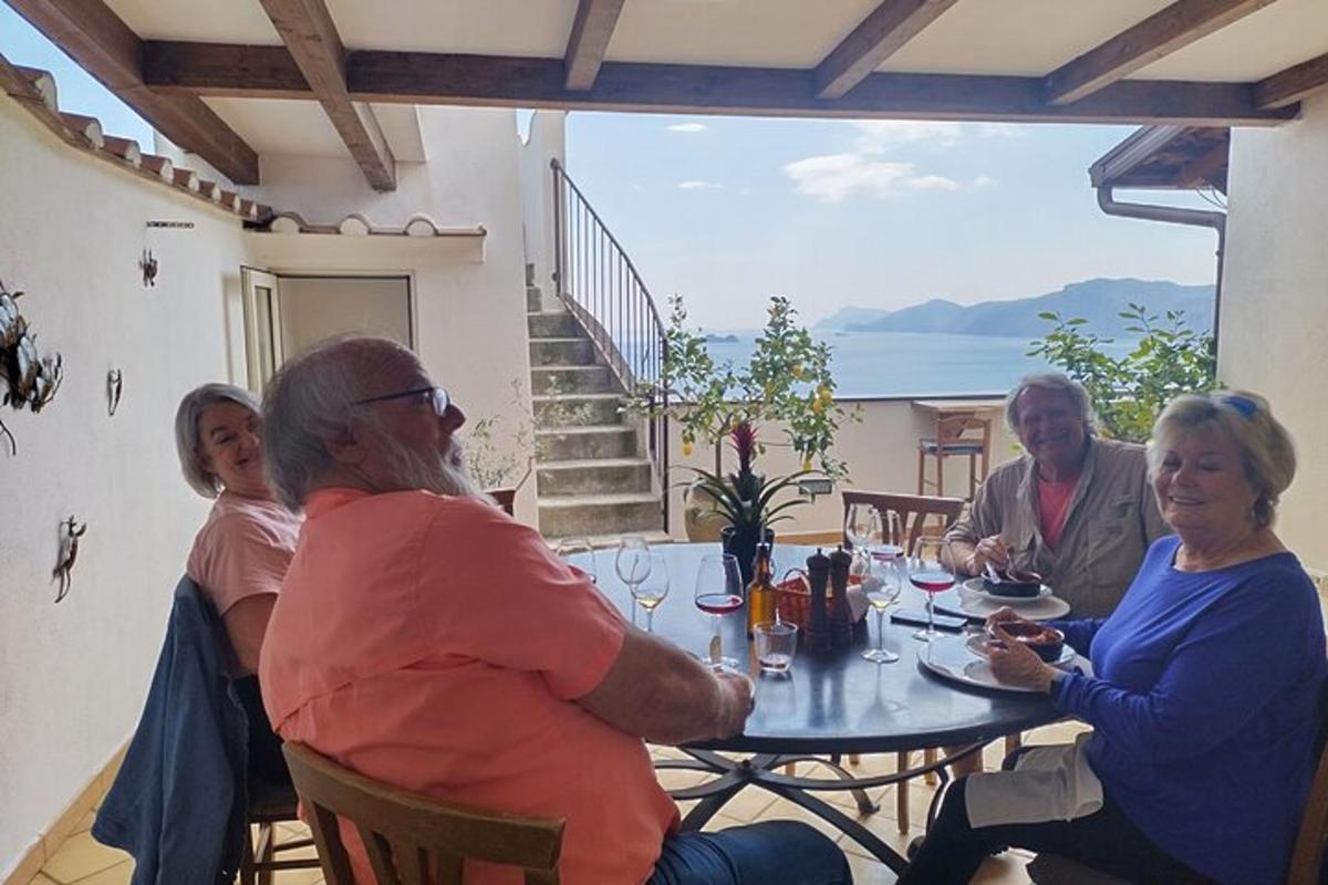 en gruppe mennesker som sitter rundt et bord