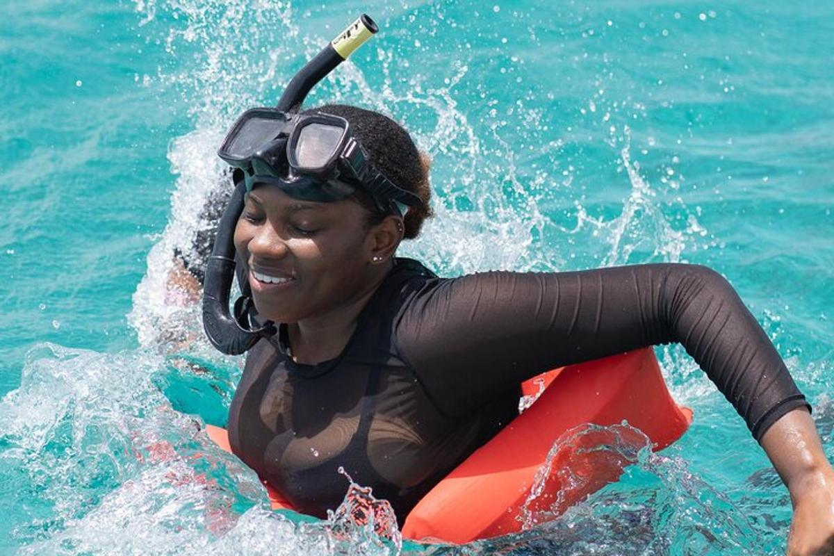 una donna in acqua su una zattera in acqua