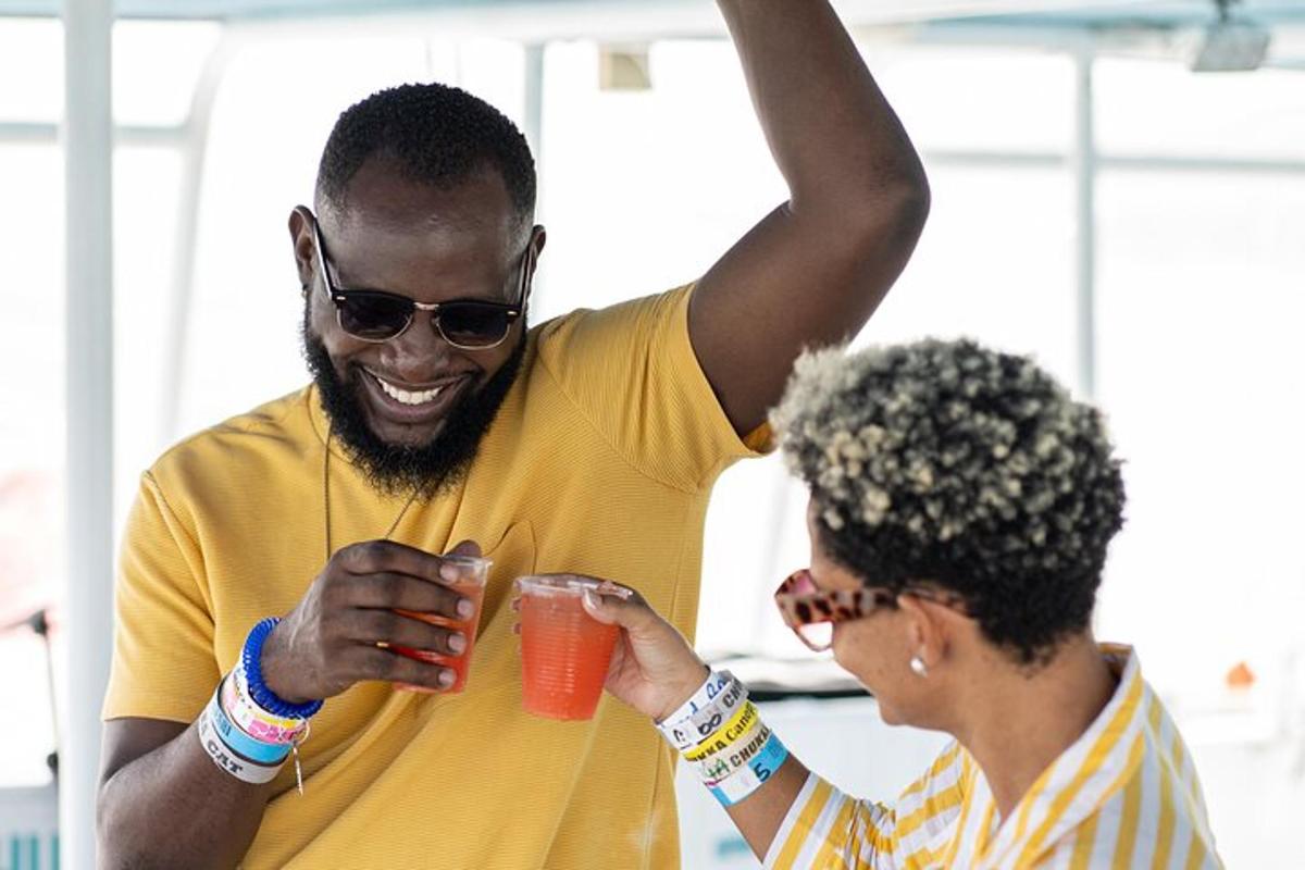 un uomo e una donna che tengono in mano un drink