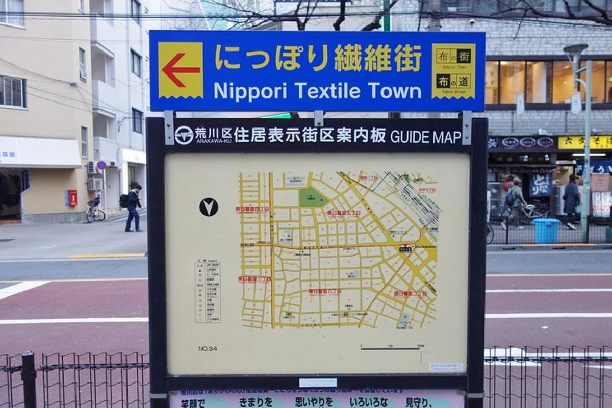 道路上の地図が書かれた標識