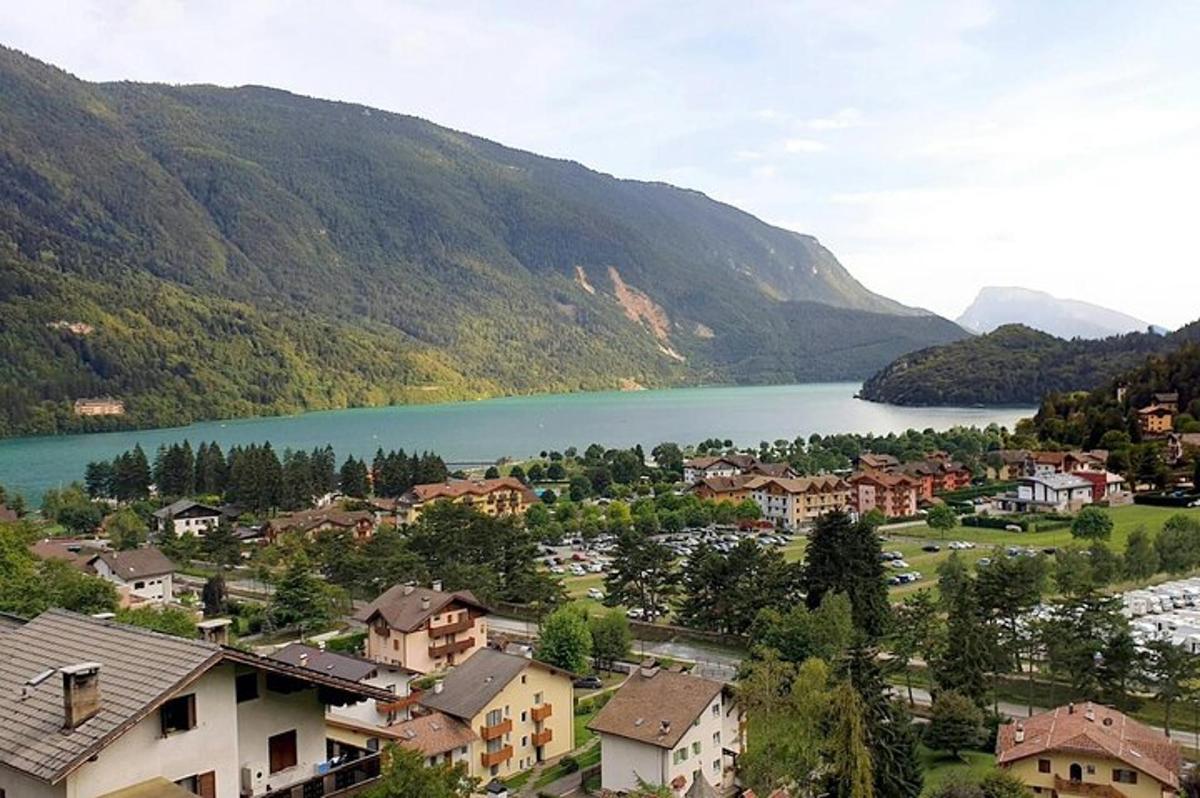 une vue d'une ville avec un lac et des montagnes