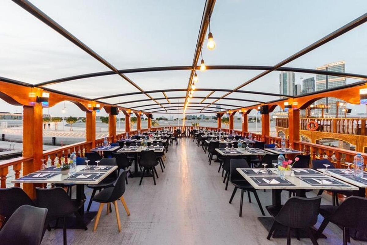 restaurace na lodi se stoly a židlemi