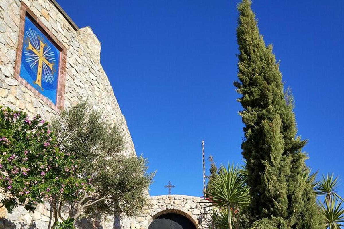una chiesa con un orologio sul lato