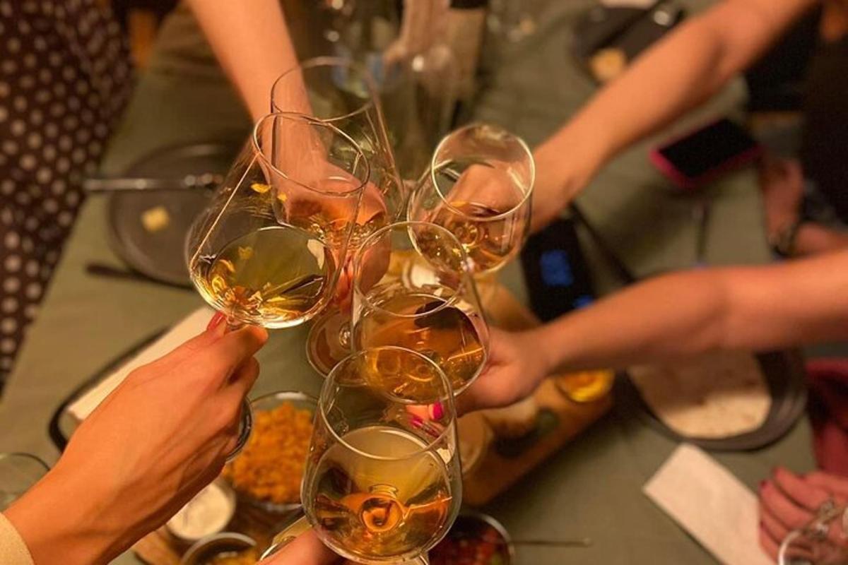skupina ljudi, ki držijo kozarce vina
