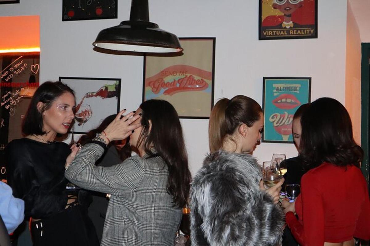 eine Gruppe von Frauen, die auf einer Party herumstehen