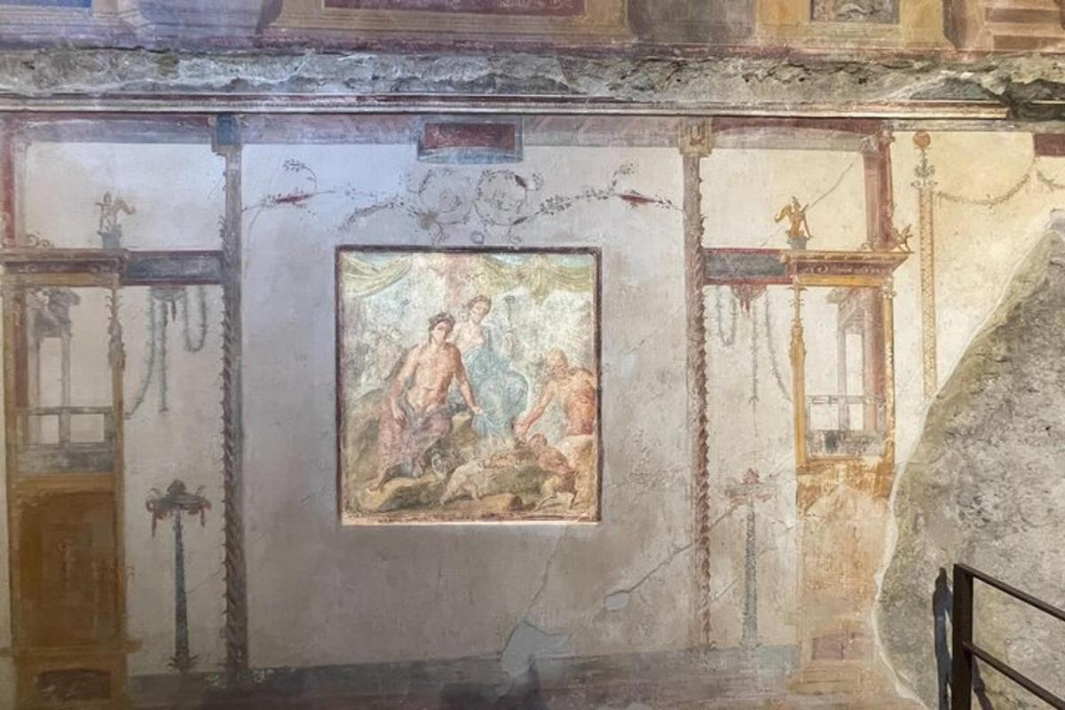 ένας πίνακας στην πλευρά ενός τοίχου με δύο παράθυρα