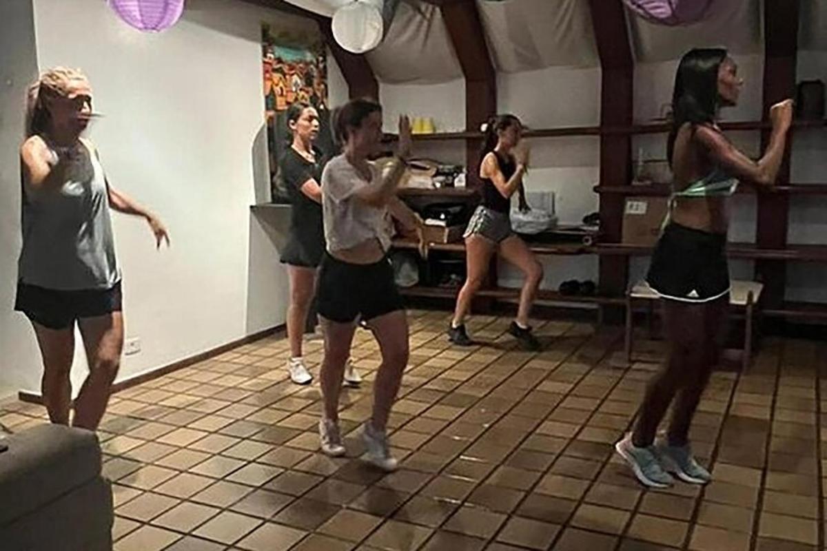 skupina žen tančících v místnosti