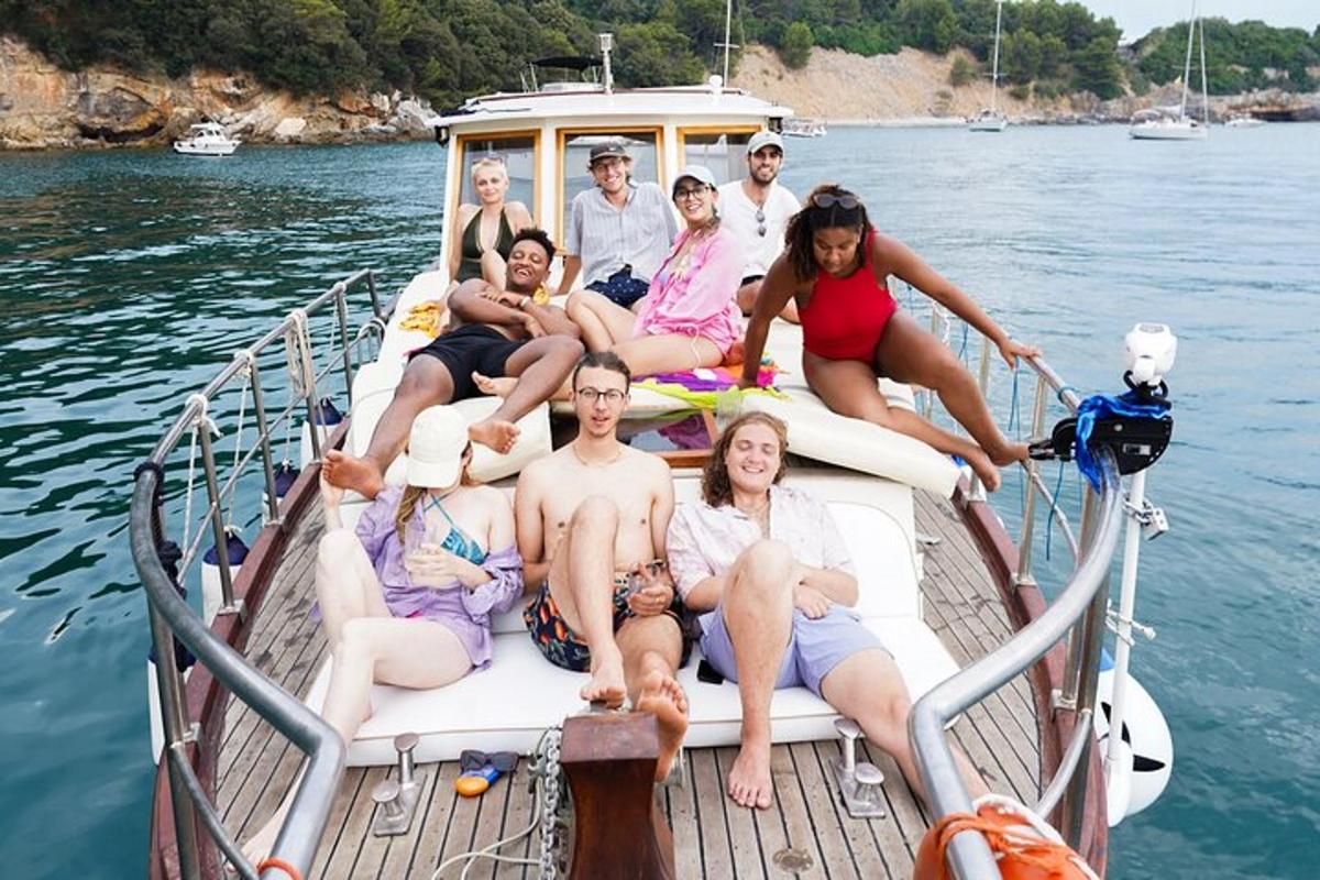 Un grupo de personas sentadas en un bote en el agua.