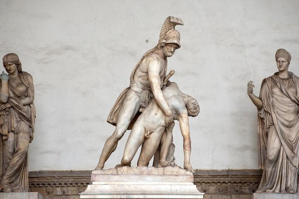 una statua di un uomo in piedi accanto ad altre tre statue