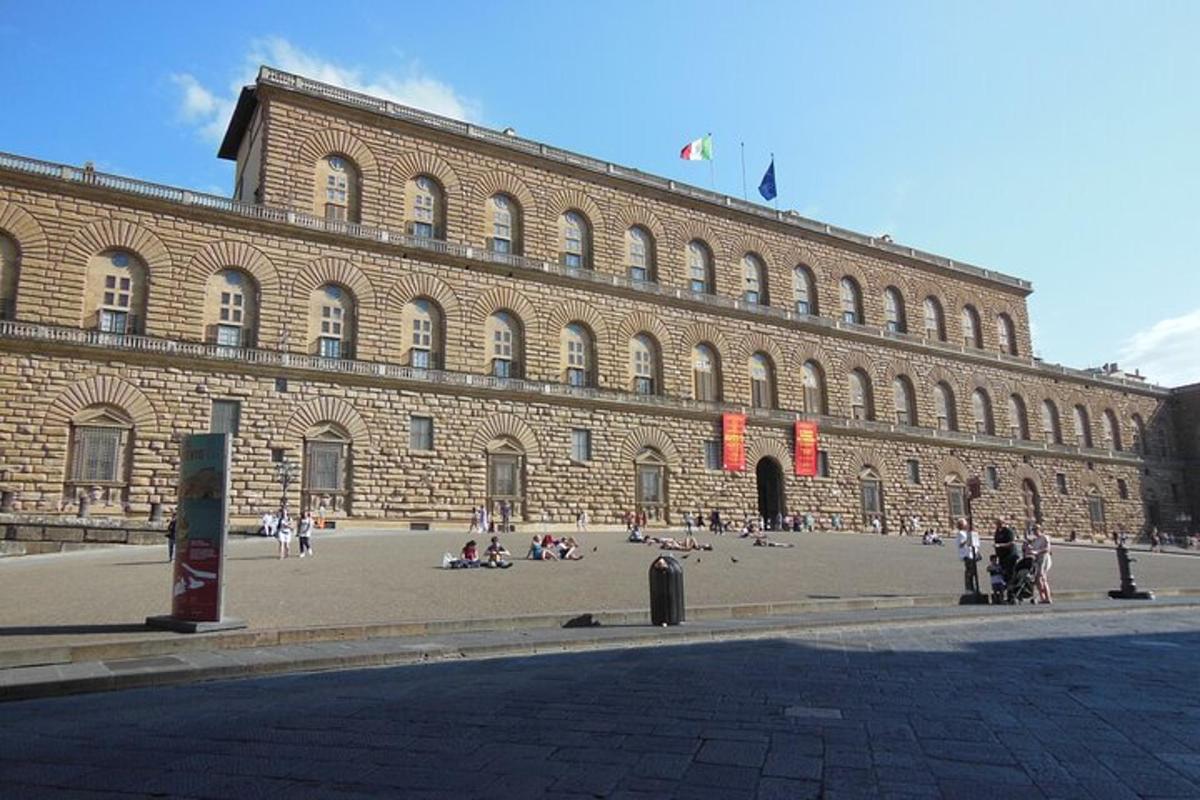 un grande edificio in mattoni con persone di fronte