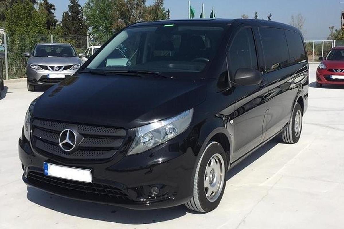 ein schwarzer SUV auf einem Parkplatz geparkt