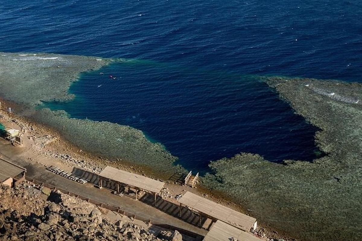 una vista aèria de l'oceà i una platja